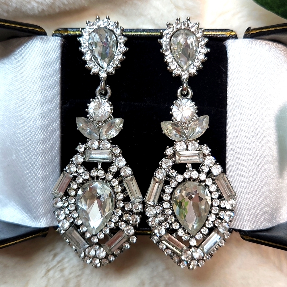 Vintage Style Crystal Dangle Bridal Fashion Earrings ~ EUC - Picture 3 of 5